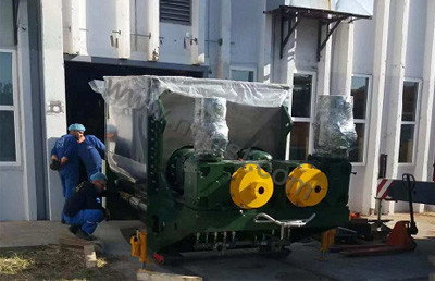 7000升捏合機(jī)出口到歐洲的卸貨現(xiàn)場